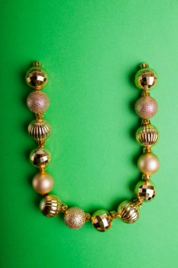 Harf U Noel oyuncaklar yeşil zemin üzerine yapılmış. ABC altın toplar yaptı