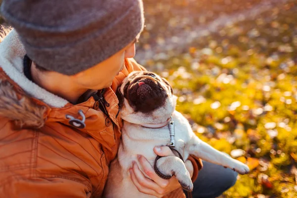 Maître Tenant Chiot Chiot Dans Les Mains Dans Parc Automne — Photo