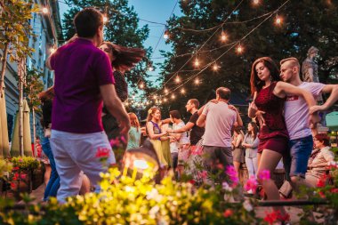 Lviv, Ukrayna - 9 Haziran 2018. İnsanlar tarafından Diana Lviv açık kafede dans salsa ve bachata