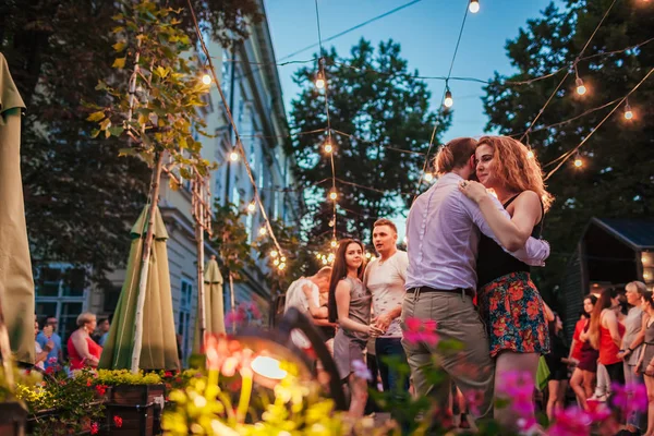 リヴィウ ウクライナ 2018 リヴィウのダイアナで屋外カフェでサルサ バチャータを踊る人々 — ストック写真