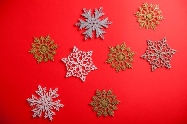 Gümüş ve altın kar taneleri ile kırmızı Noel ve yeni yıl arka plan. Tatil sembolü