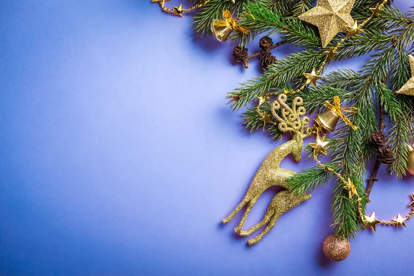 Blå Jul Och Nyår Bakgrund Med Inredda Granen Och Leksaker — Stockfoto