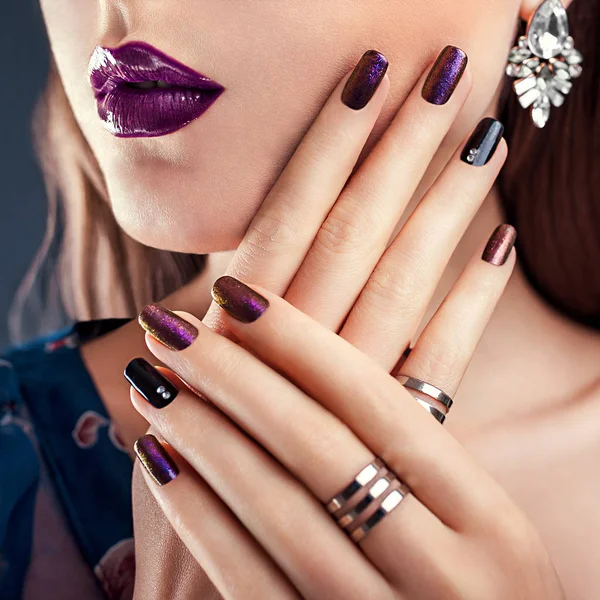 Hermosa Mujer Con Maquillaje Perfecto Manicura Con Joyas Sobre Fondo — Foto de Stock