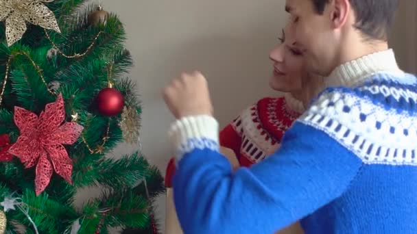 Jovem Casal Apaixonado Decorar Árvore Natal Casa Pessoas Que Usam — Vídeo de Stock