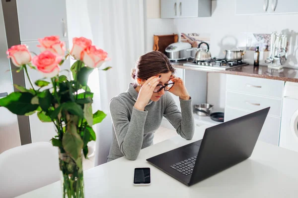 Mulher Trabalhando Laptop Cozinha Moderna Jovem Freelancer Cansado Com Dor — Fotografia de Stock