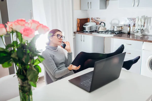 Donna Che Parla Telefono Con Gambe Sollevate Sul Tavolo Che — Foto Stock