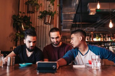 Selfie lounge barda alarak Arap arkadaş grubu. Karışık yarış genç erkekler eğleniyor