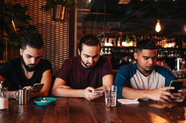 Sosyal ağ bağımlılık kavramı. Onların telefon arayan yarış arkadaşlar karışık çubuk. Arap çocuklar Smarphones kullanarak