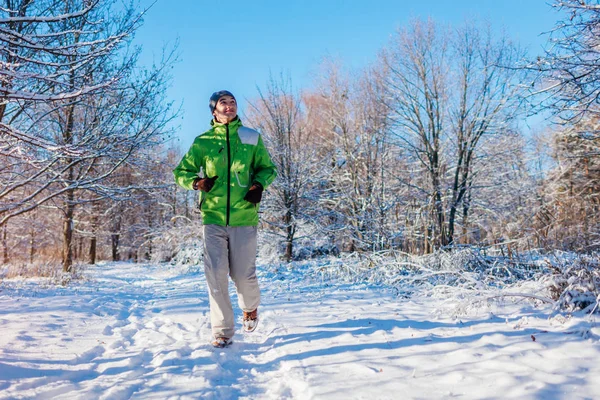 跑步运动员在冬季森林中冲刺 在寒冷的雪天气里在外面训练 积极健康的生活方式 — 图库照片