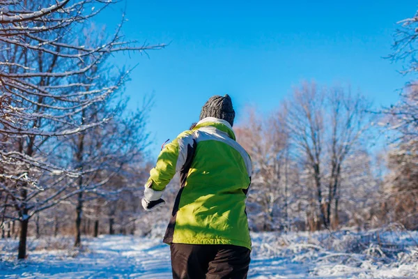 跑步运动员女子在冬季森林中疾驰而过 在寒冷的雪天气里在外面训练 运动的生活方式 — 图库照片