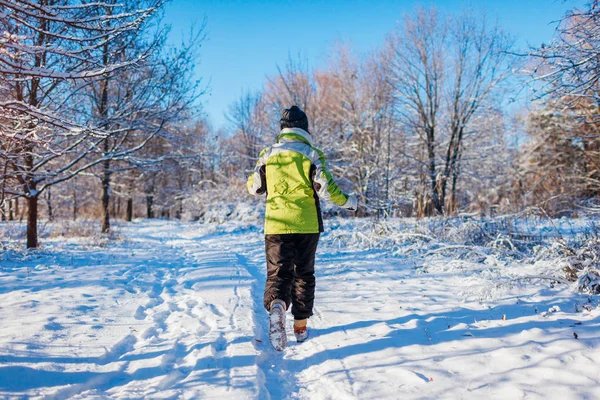 跑步运动员女子在冬季森林中疾驰而过 在寒冷的雪天气里在外面训练 运动的生活方式 — 图库照片