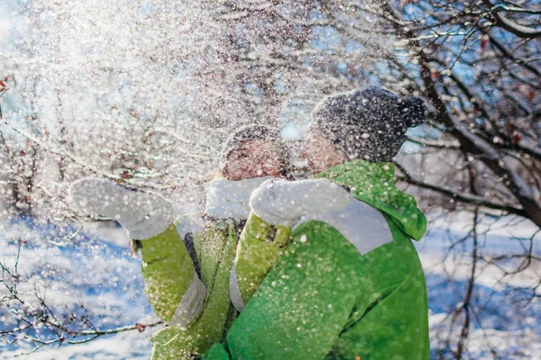 恋爱中的一对在冬天的森林里扔雪和拥抱 年轻人在假期里玩得很开心 — 图库照片