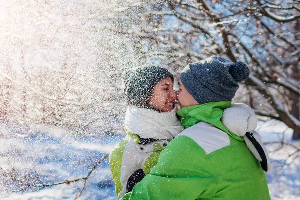 Casal Apaixonado Jogando Neve Abraçando Floresta Inverno Jovens Divertindo Durante — Fotografia de Stock