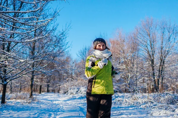 跑步运动员女子在冬季森林中疾驰而过 在寒冷的雪天气里在外面训练 运动的生活方式 — 图库照片