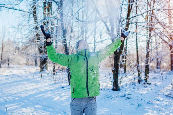 年轻人在冬天的森林里扔雪 快乐的家伙有乐趣在户外 冬季活动 — 图库照片