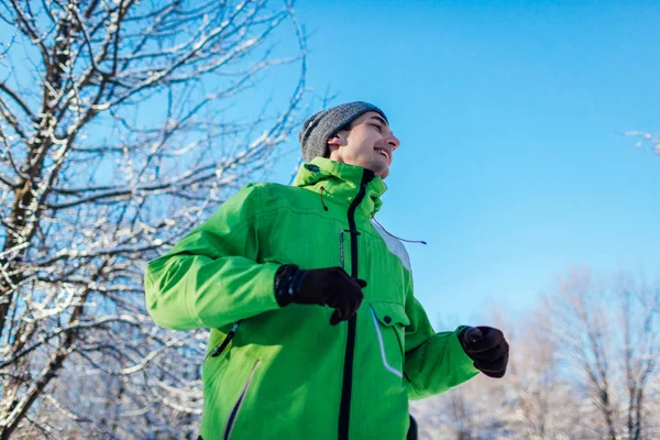 跑步运动员在冬季森林中冲刺 在寒冷的雪天气里在外面训练 积极健康的生活方式 — 图库照片