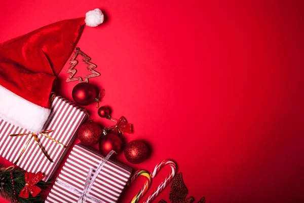 クリスマスと新年の赤の背景に装飾されたギフト ボックス サンタ帽子 おもちゃ スペース — ストック写真