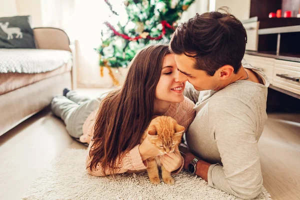 Paar Verliefd Liegen Door Kerstboom Spelen Met Kat Thuis Gelukkig — Stockfoto