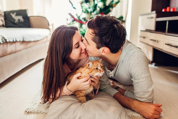 Paar Verliefd Liegen Door Kerstboom Spelen Met Kat Thuis Gelukkig — Stockfoto