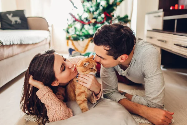 Couple Amoureux Couché Près Arbre Noël Jouer Avec Chat Maison — Photo