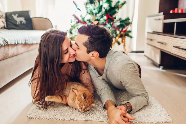 Paar Verliefd Liegen Door Kerstboom Spelen Met Kat Thuis Gelukkig — Stockfoto