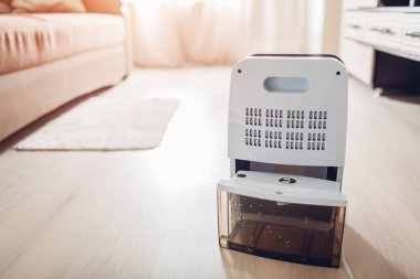 Nem giderici evde su kapsayıcıyı değiştirme işlemi. Üşütüp, hasta evinde. Modern teknoloji