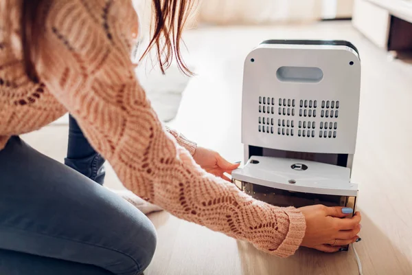 Mulher Mudando Recipiente Água Desumidificador Casa Humidade Apartamento Tecnologia Moderna — Fotografia de Stock