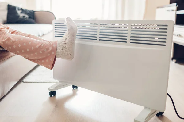 Usando Aquecedor Casa Inverno Mulher Aquecendo Pés Por Aquecedor Usando — Fotografia de Stock