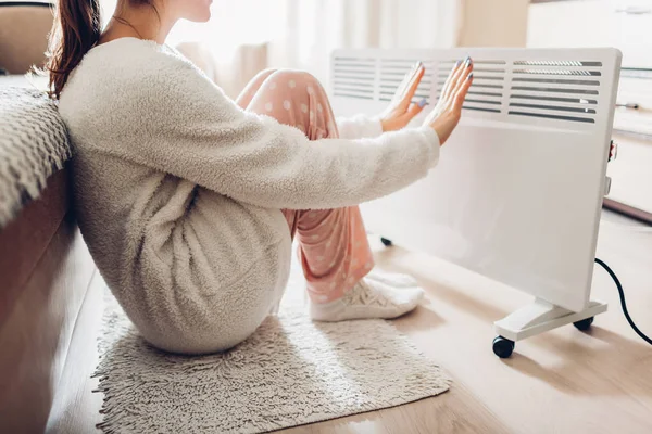 Usando Calentador Casa Invierno Mujer Calentando Sus Manos Sentada Por — Foto de Stock