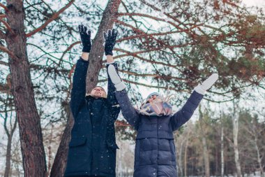 Güzel sevgi dolu çift kar kış ormanda kusuyor. mutlu insanlar dışarıda eğleniyor. Kış aktiviteleri