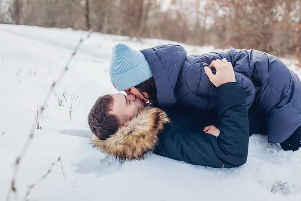 Belo Casal Amoroso Deitado Neve Beijando Floresta Inverno Pessoas Divertir — Fotografia de Stock