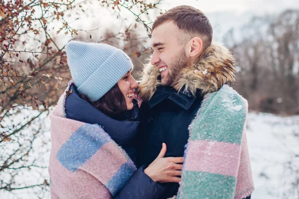 Belo Casal Amoroso Abraçando Rindo Floresta Inverno Pessoas Felizes Aquecendo — Fotografia de Stock