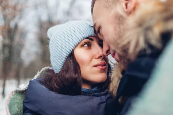 Beau Couple Aimant Étreignant Regardant Les Yeux Dans Forêt Hiver — Photo