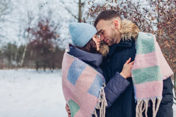 Belo Casal Amoroso Andando Abraçando Floresta Inverno Pessoas Felizes Aquecendo — Fotografia de Stock