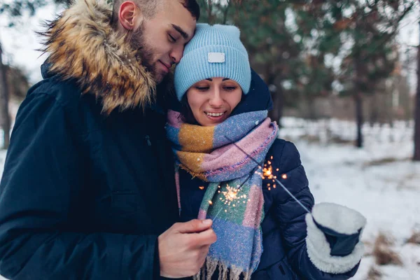 Belo Casal Amoroso Queimando Faíscas Floresta Inverno Conceito Celebração Natal — Fotografia de Stock