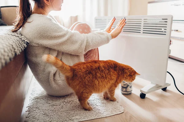 Usando Aquecedor Casa Inverno Mulher Aquecendo Mãos Sentado Por Dispositivo — Fotografia de Stock