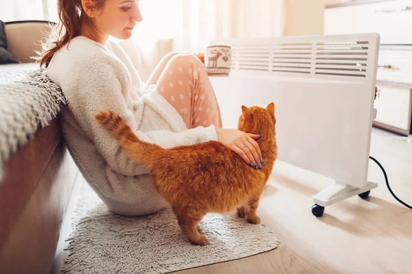 Usando Aquecedor Casa Inverno Mulher Que Aquece Bebe Chá Com — Fotografia de Stock