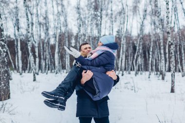 Onun kız arkadaşı kış orman o kar fırlatma sırasında elinde taşıyan adam. Mutlu insanlar dışarıda eğleniyor