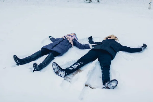 Vackra Älskande Par Att Göra Snöänglar Vinter Skogen Liggande Snön — Stockfoto