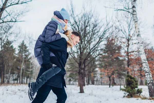 Tipo Dando Novia Cuestas Bosque Invierno Joven Pareja Amorosa Divirtiéndose — Foto de Stock