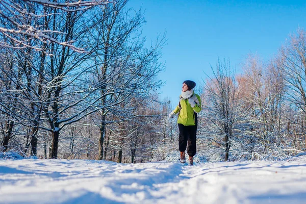跑步运动员女子在冬季森林中疾驰而过 在寒冷的雪天气里在外面训练 运动的生活方式 — 图库照片