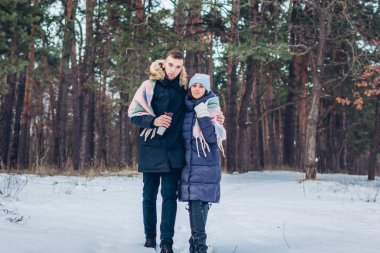 Seven çift birlikte kış ormanda yürümek çok güzel. Mutlu insanlar dışarıda eğleniyor