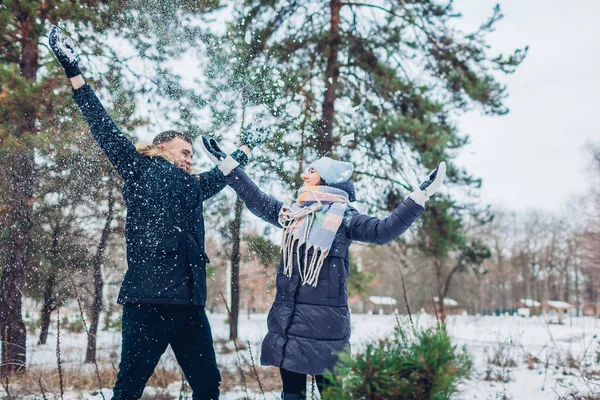 Hermosa Pareja Amor Arrojando Nieve Bosque Invierno Gente Feliz Divirtiéndose — Foto de Stock