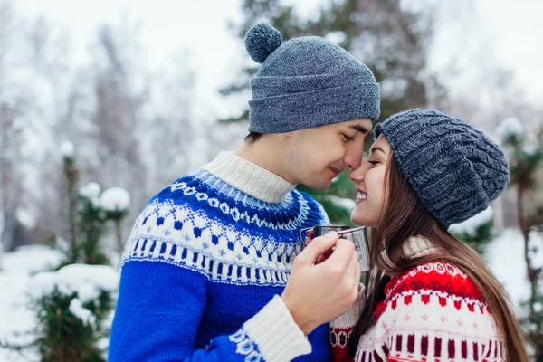 Casal Jovem Bebendo Chá Abraçando Floresta Inverno Pessoas Felizes Relaxando — Fotografia de Stock