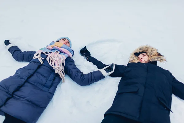 Vackra Älskande Par Att Göra Snöänglar Vinter Skogen Liggande Snön — Stockfoto