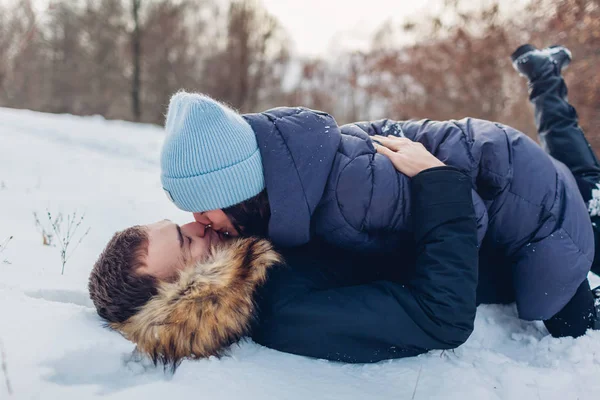 Belo Casal Amoroso Deitado Neve Beijando Floresta Inverno Pessoas Divertir — Fotografia de Stock