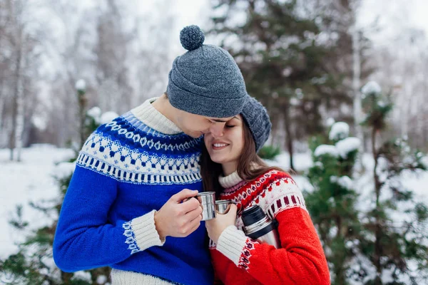 年轻夫妇在冬天的森林里喝茶和拥抱 快乐的人在户外放松在假期 情人节 — 图库照片