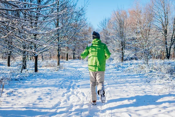 跑步运动员在冬季森林中冲刺 在寒冷的雪天气里在外面训练 积极健康的生活方式 — 图库照片