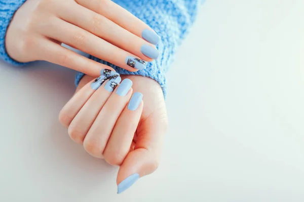 Bella Manicure Capodanno Unghie Blu Con Disegno Nero Strass Concetto — Foto Stock