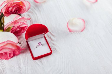 Gümüş yüzük ile Ametist kırmızı hediye kutusu ve gül buketi. Sevgililer günü veya Uluslararası Kadınlar Günü için hediye